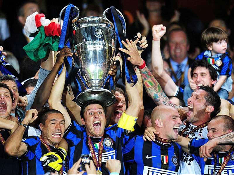 Inter Milan nâng cao chức cúp năm 2010