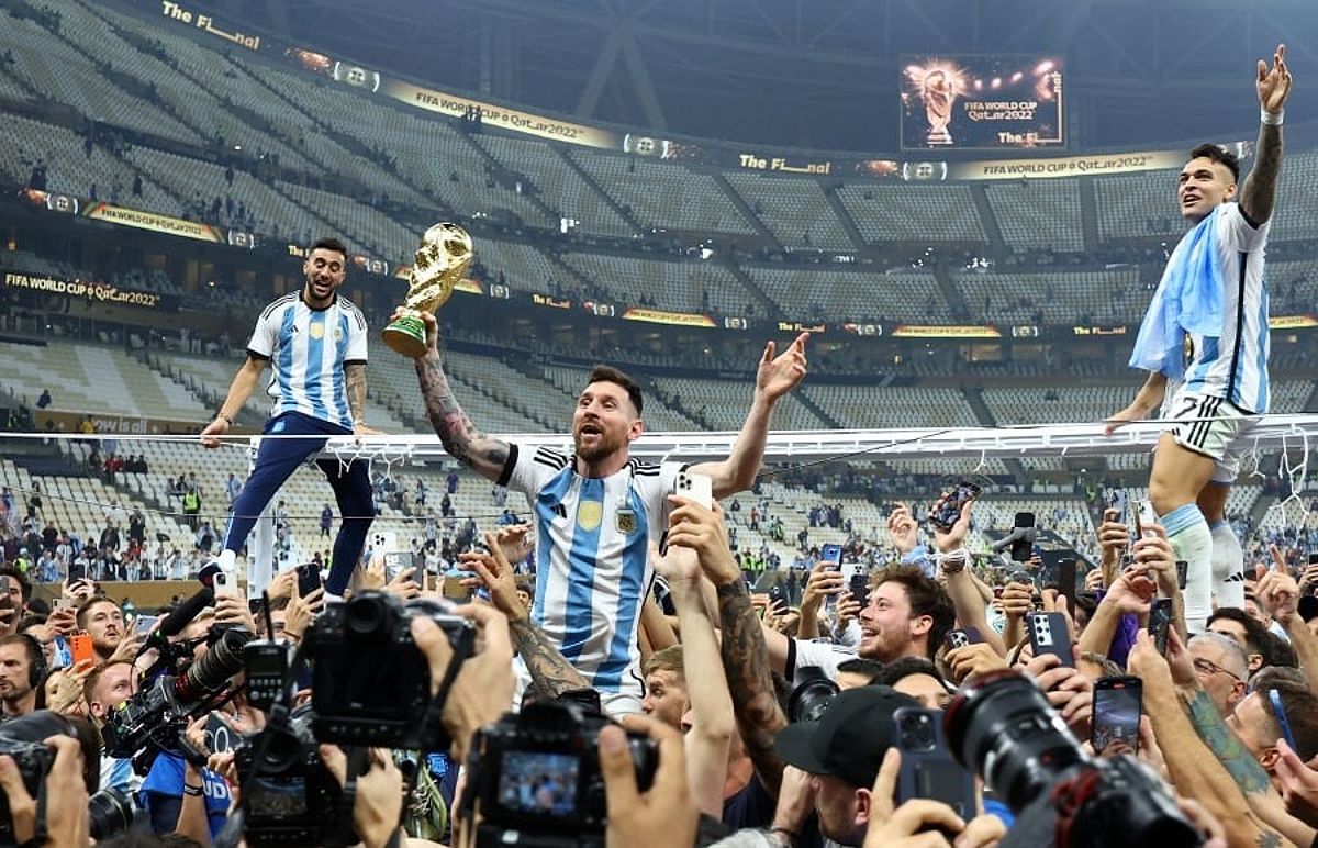 Messi mừng Cup vàng trên sân Lusail sau lễ đăng quang